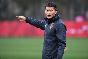 直播吧：邵佳一观摩熊猫杯考察球员，国足可能年底或明年初集中