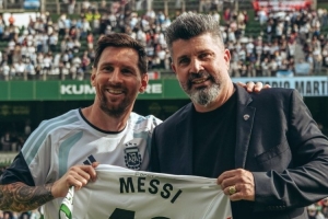 梅西随阿根廷队在埃尔切主场公开训练，获赠埃尔切10号球衣