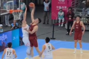 球迷视角看余嘉豪单手暴力扣翻胡金秋落地后还目露凶光