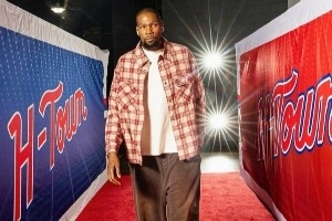 火箭众将红毯秀：杜兰特程序员风 申京牛仔套装 小贾巴里花里胡哨