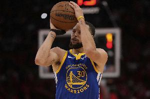 中场没回更衣室？库里：有时候在场馆感受氛围 比待在更衣室更好