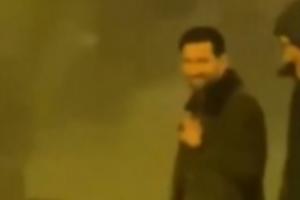 球迷在诺坎普外偶遇梅西和德保罗，梅西冲镜头微笑点赞挥手