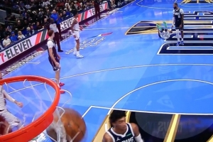 乘胜追击！哈登弧顶三分命中还造成犯规 加罚也有完成打4分