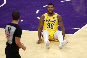 拿手好戏！斯玛特篮下精准站位造进攻犯规