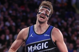 转瞬即逝！小瓦格纳篮下转体上篮 魔术轰13-0追到差3分！