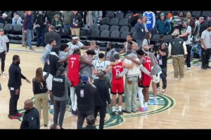 致敬兰尼-威尔肯斯！雄鹿主场球员赛后抱圈 杜兰特也凑上去