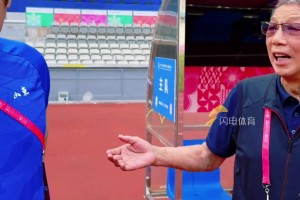 当本纳塞尔攻破那不勒斯球门后，圣西罗球场沸腾了